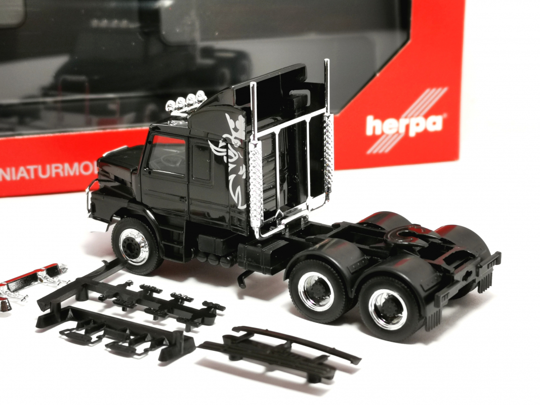 319416 Scania Hauber 142 Zugmaschine (6x4), schwarz Herpa - Restbestand