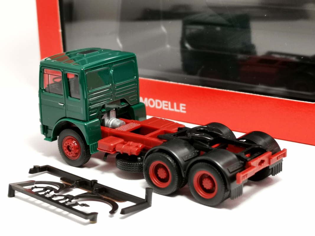 310567-004 Roman Diesel Zugmaschine 3achs (6x4), moosgrün Herpa