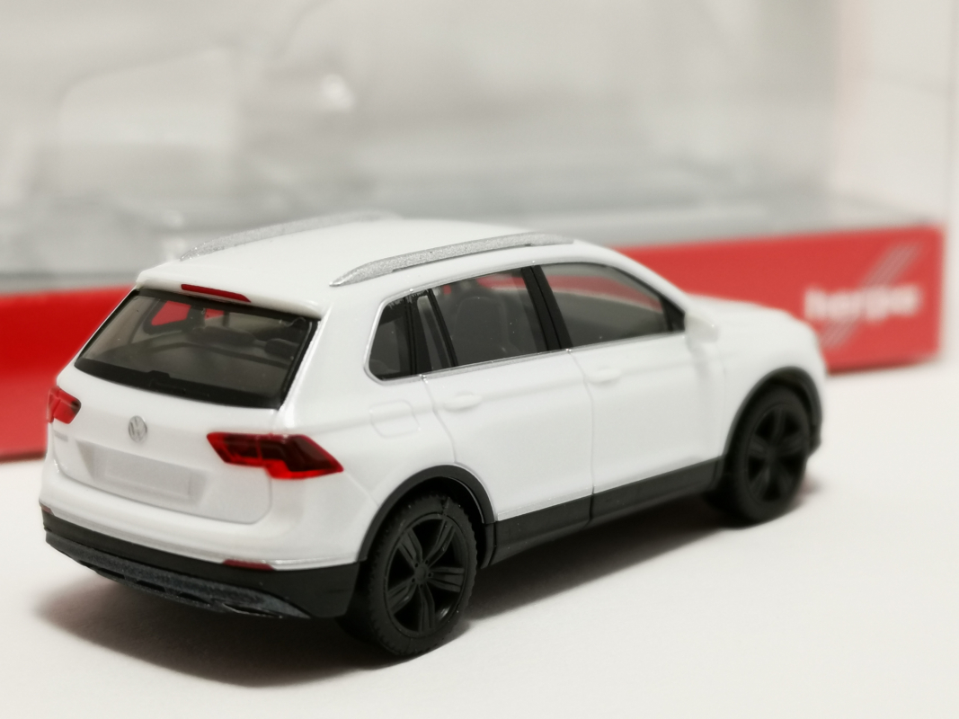 038607-008 Volkswagen (VW) Tiguan, oryxwhite Herpa