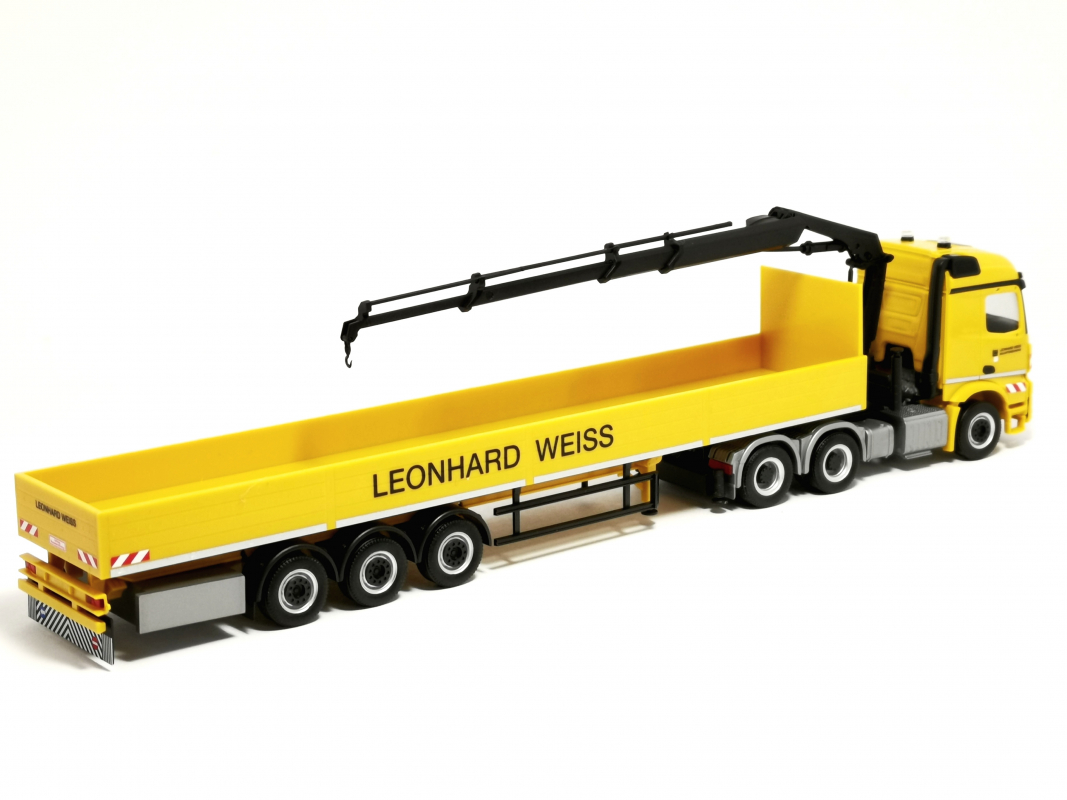 953719 Mercedes Benz Arocs Streamspace Pritschen-Sattelzug "Leonhard Weiss" Herpa