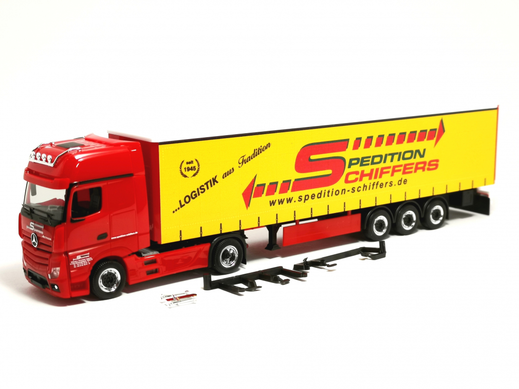 319218 Mercedes-Benz Actros Gigaspace Gardinenplanen-Sattelzug "Spedition Schiffers" Herpa