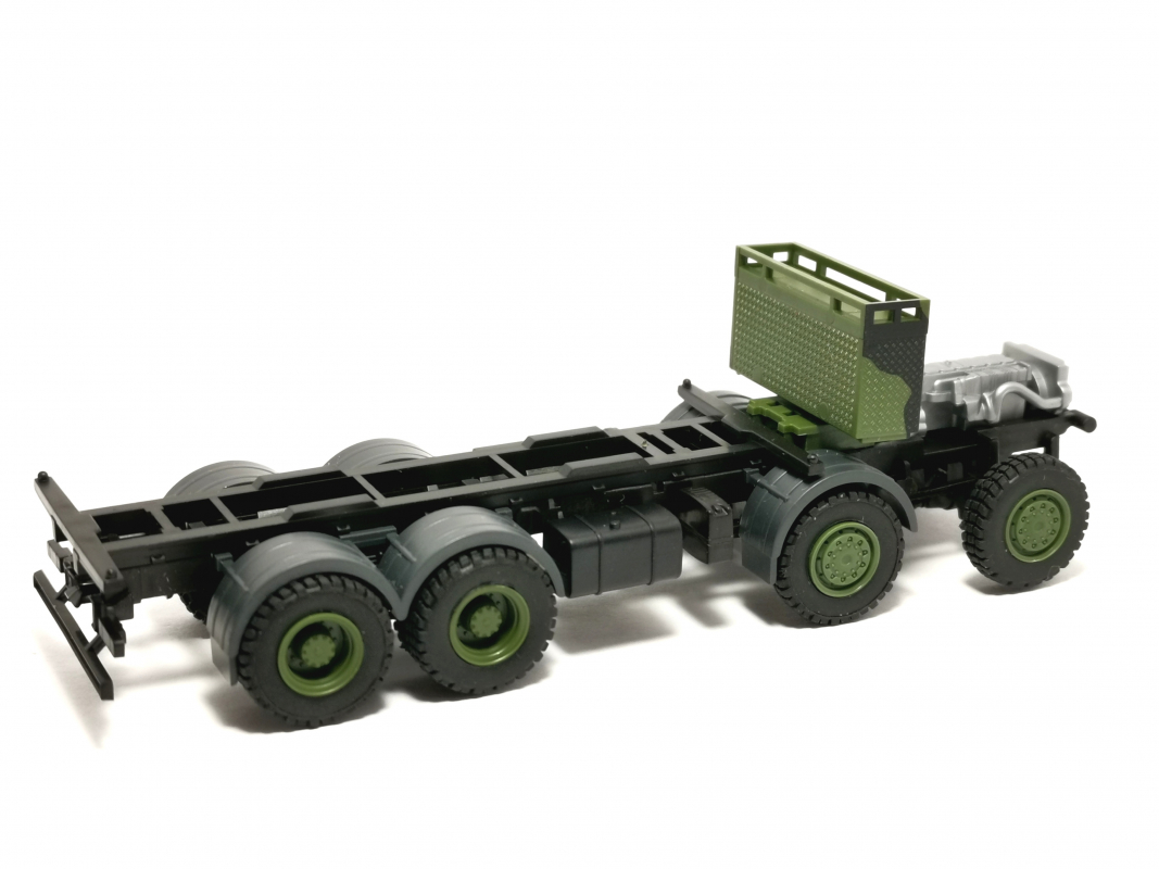Fahrgestell 8x8 Iveco, oliv Herpa