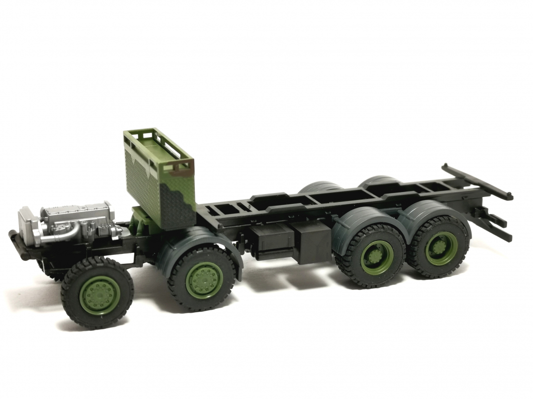 Fahrgestell 8x8 Iveco, oliv Herpa