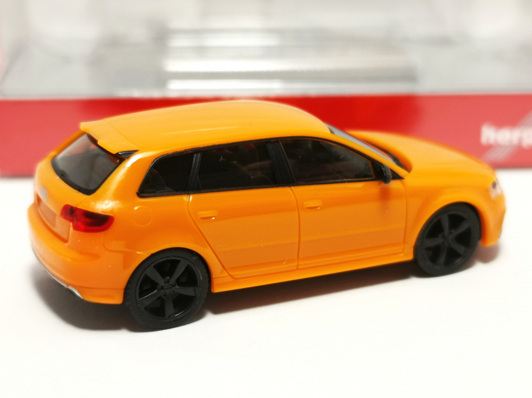 024877-005 Audi RS3 Sportback, glutorange mit schwarzen Felgen	Herpa
