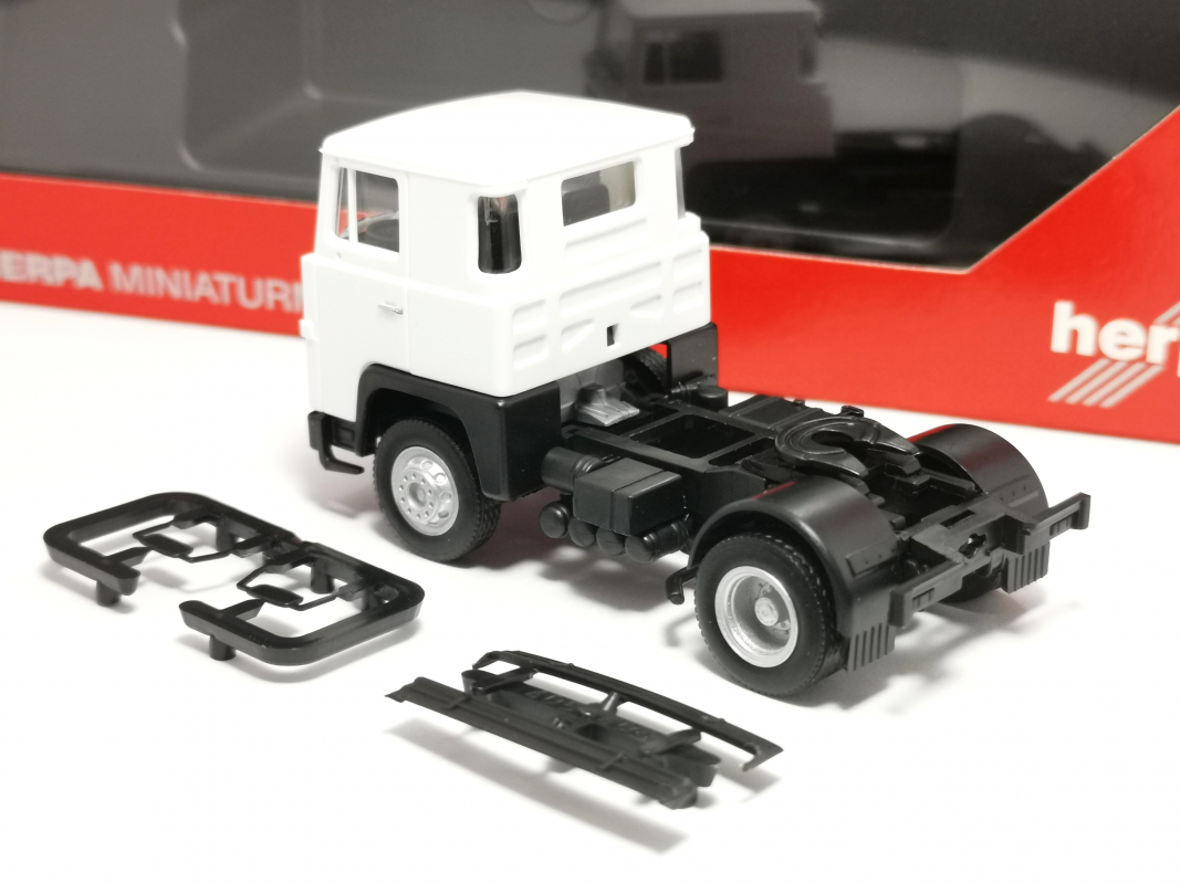 318969-002 Scania 141 Zugmaschine 2achs, weiß Herpa
