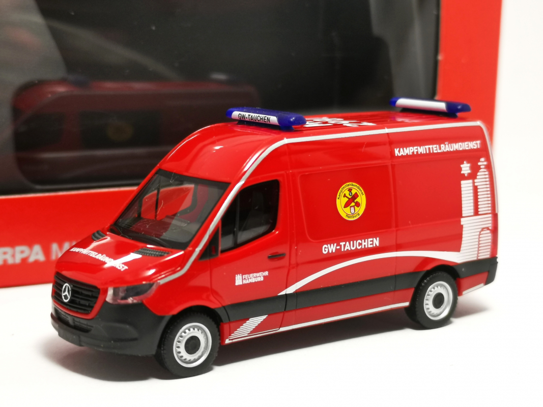 098519 Mercedes-Benz Sprinter '18 Halbbus Hochdach "Feuerwehr Hamburg/Rettungstaucher" Herpa