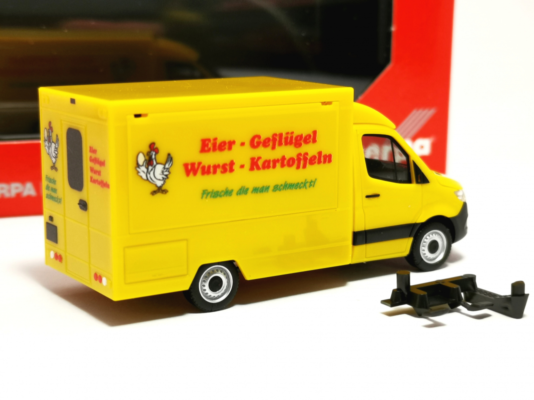 098656 Mercedes-Benz Sprinter '18 Foodtruck "Eier Geflügel Wurst Kartoffeln" Herpa