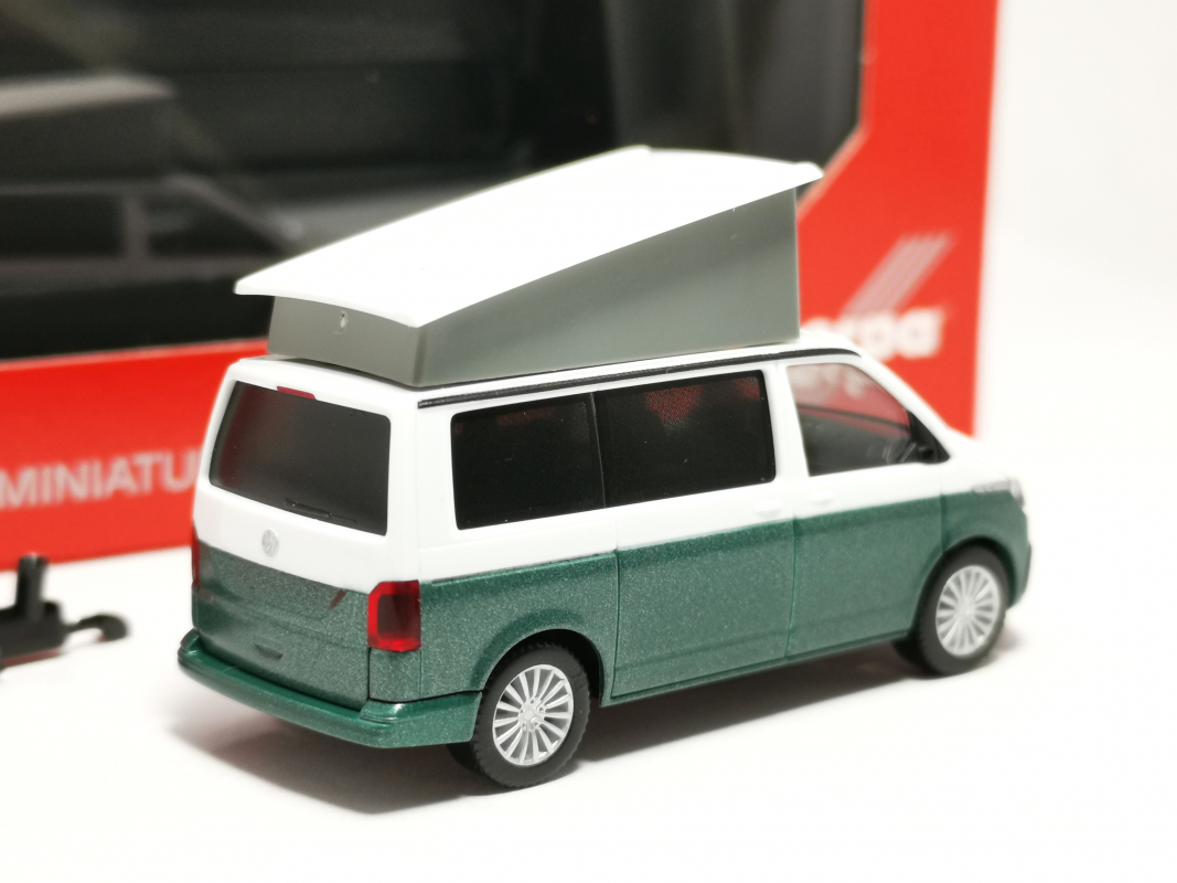 096805-004 Volkswagen (VW) T6.1 California, Candy Weiß / Bay Leaf Green metallic Herpa