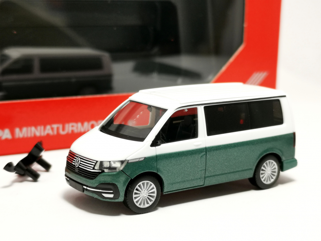 096805-004 Volkswagen (VW) T6.1 California, Candy Weiß / Bay Leaf Green metallic Herpa
