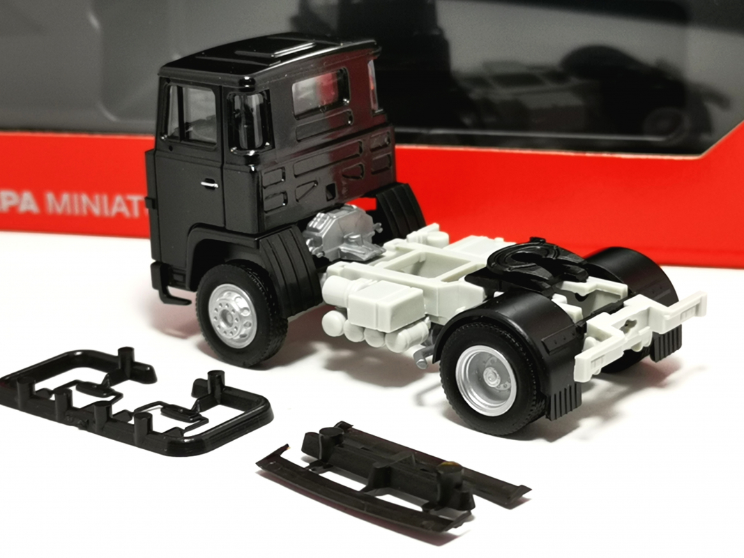 318976-002 Scania 111 Zugmaschine 2achs, schwarz Herpa