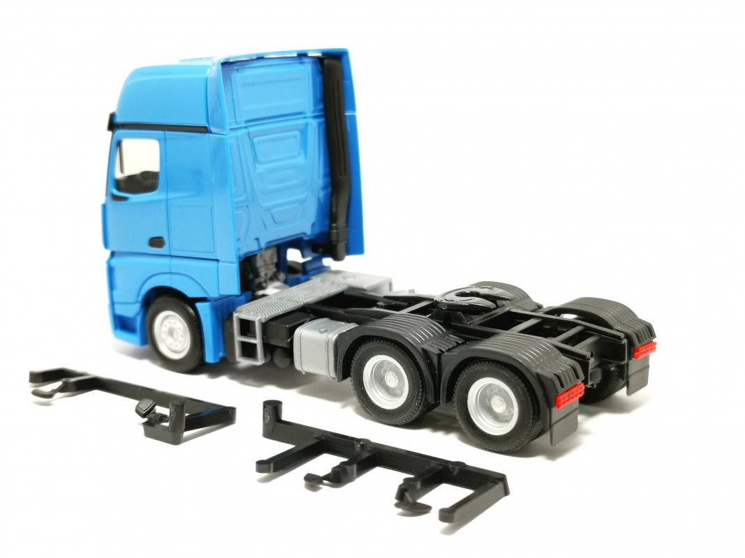 317917-002 Mercedes-Benz Actros L Gigaspace Zugmaschine 3achs (6x4), lichtblau Herpa