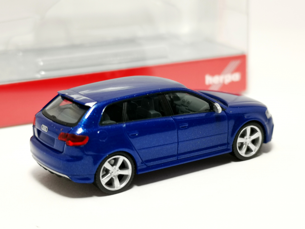 034876-003 Audi RS3 Sportback, sepangblau perleffekt Herpa