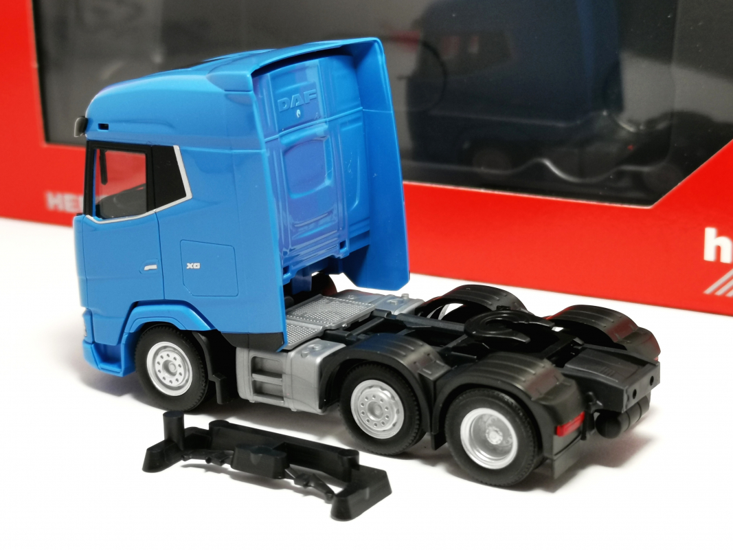 318983 DAF XG Zugmaschine 3achs (6x2), lichtblau Herpa