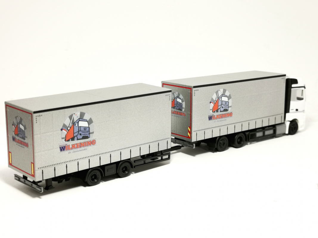 319683 Mercedes-Benz Actros Jumbogardinenplanentandem-Hängerzug mit Stapler "Wilkening" Herpa
