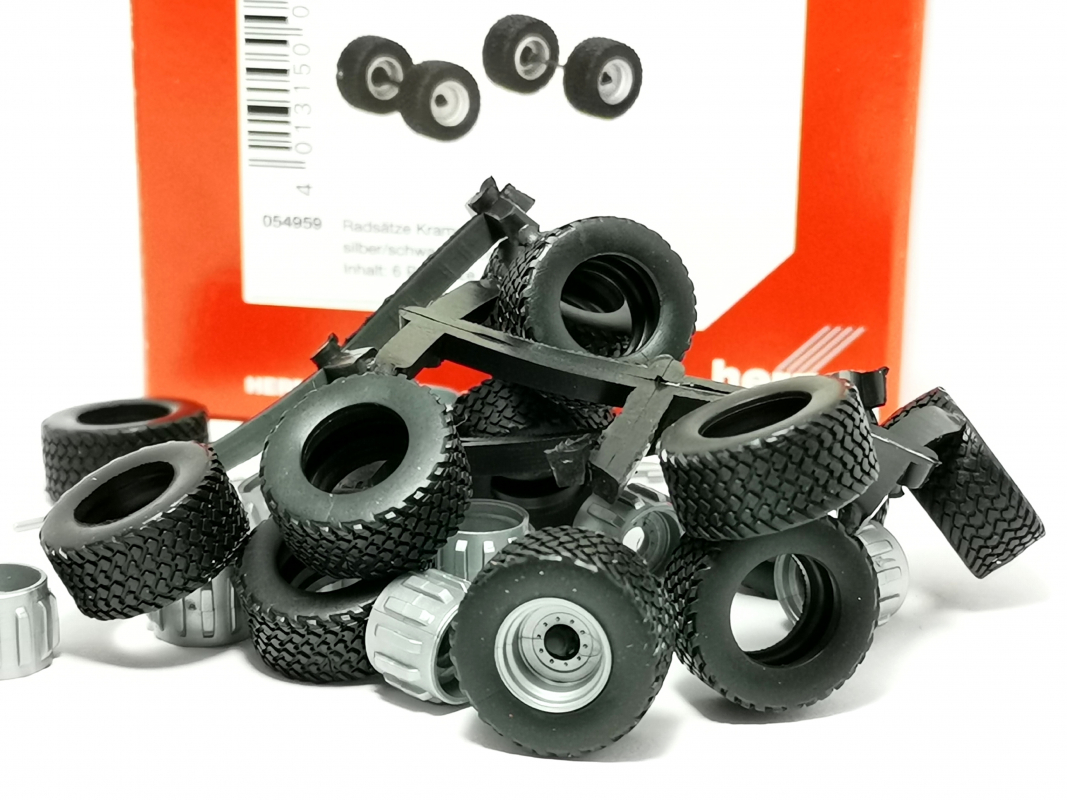054959 Zubehör: Radsätze Krampe BigBody 650, silber/schwarz (6 Radsätze in Einzelteilen) Herpa