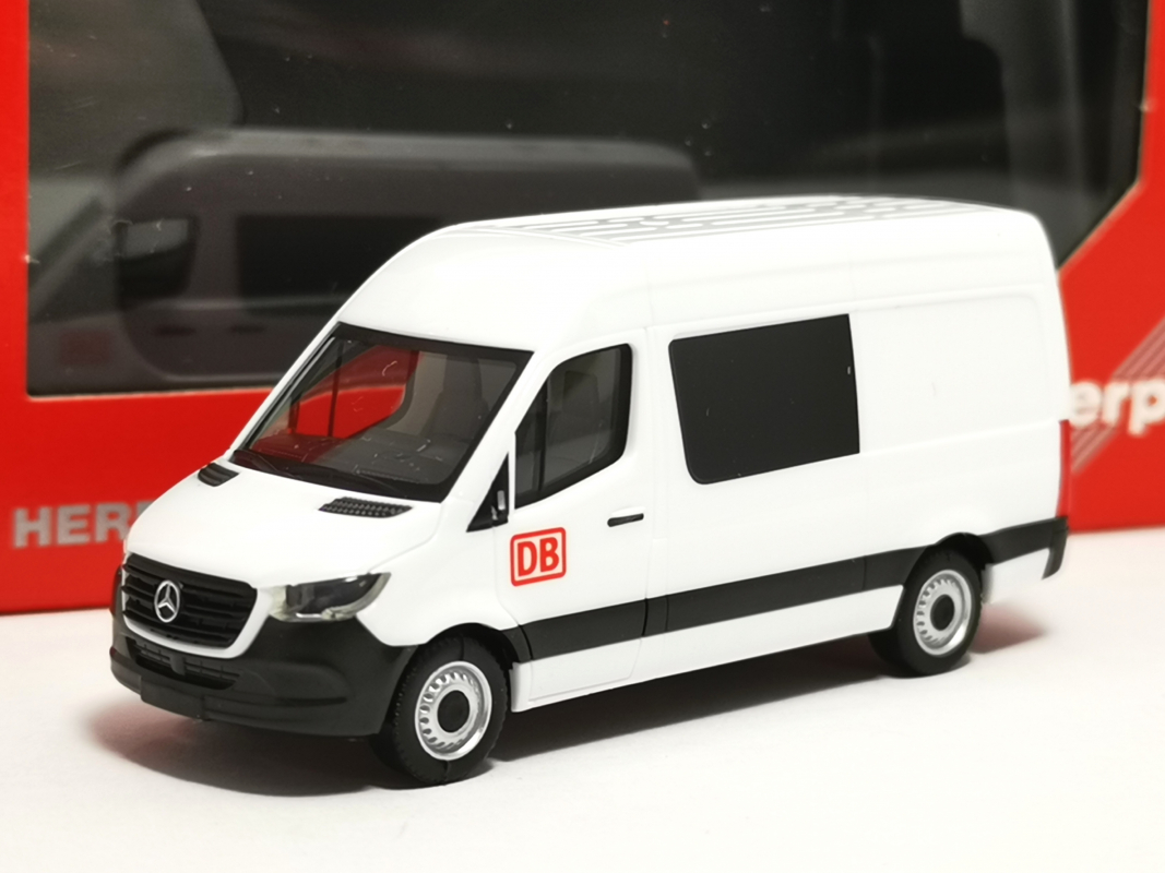 098724 Mercedes-Benz Sprinter 18 Halbbus Hochdach "DB (Deutsche Bahn)" Herpa