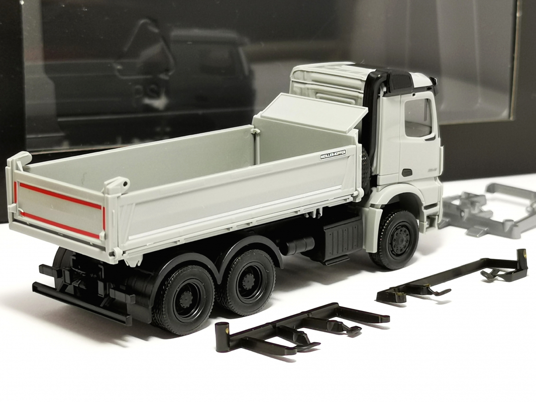 958905 Mb Arocs M Dreiseitenkipper-LKW 3achs „Daimler Trucks/AROCS EXTENT” Herpa