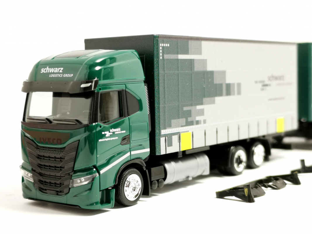 319607 Iveco S-Way Gardinenplanen-Hängerzug (Lang-LKW) "Spedition Schwarz" Herpa
