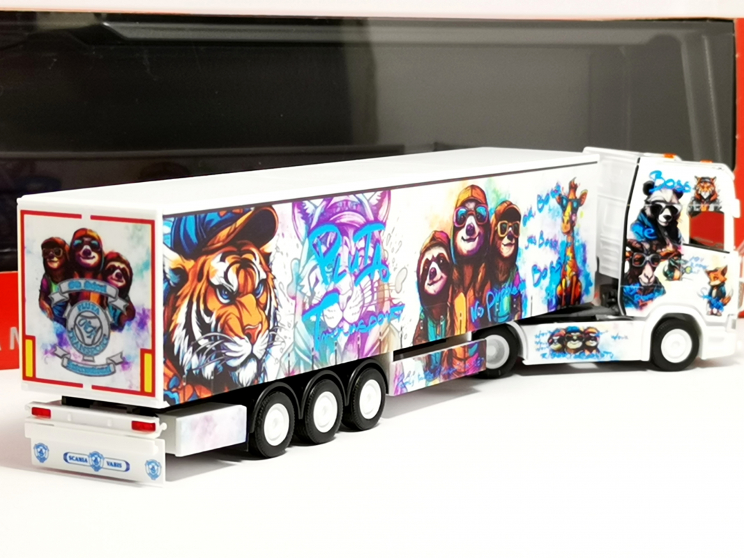 319980 Scania CS 20 HD Gardinenplanen-Sattelzug "Pluta" (Polen) Herpa