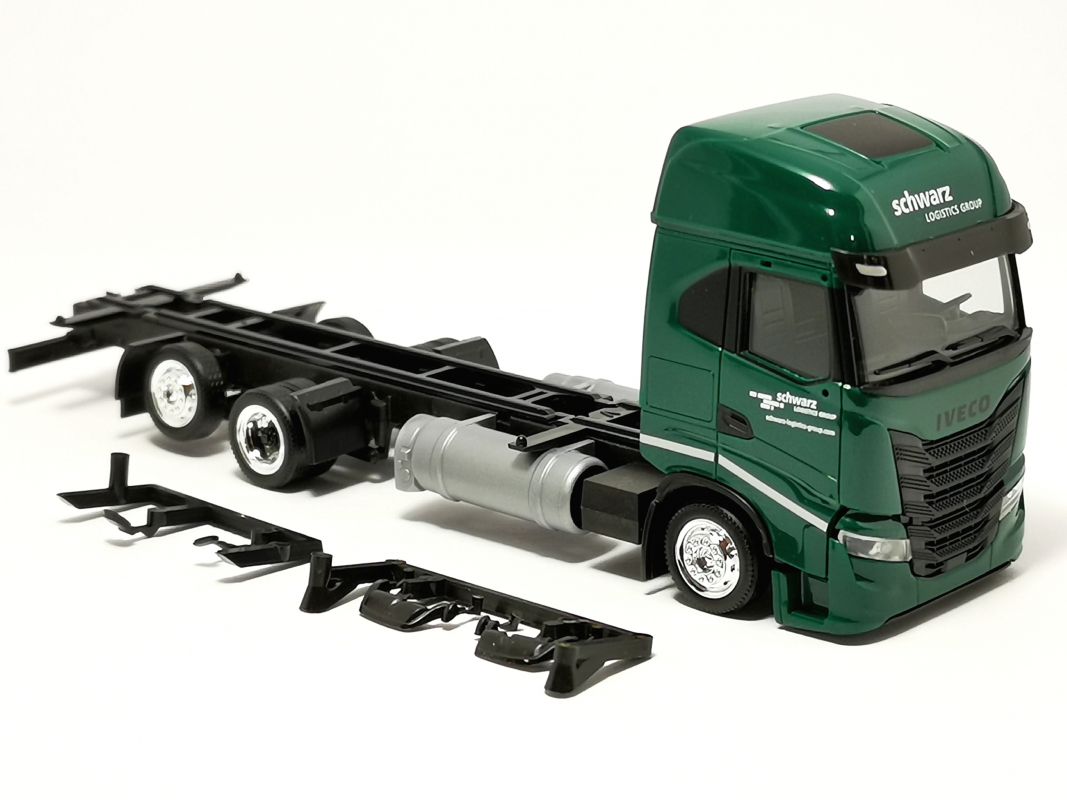 Iveco S-Way 7,82m 3achs Lkw "Spedition Schwarz" Herpa
