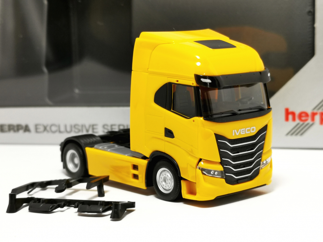 960557 Iveco S-Way MY24, 2achs, Chromgelb Herpa