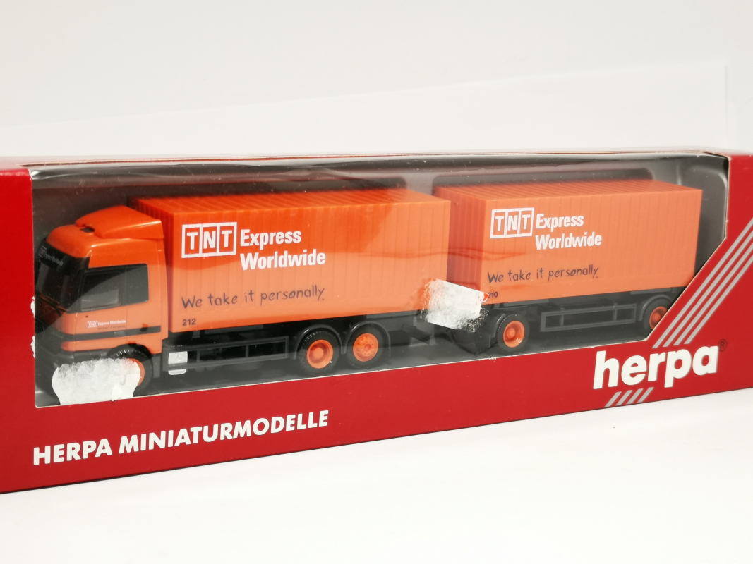185936 Mb Actros Wechselpritschen Hängerzug "TNT" Herpa