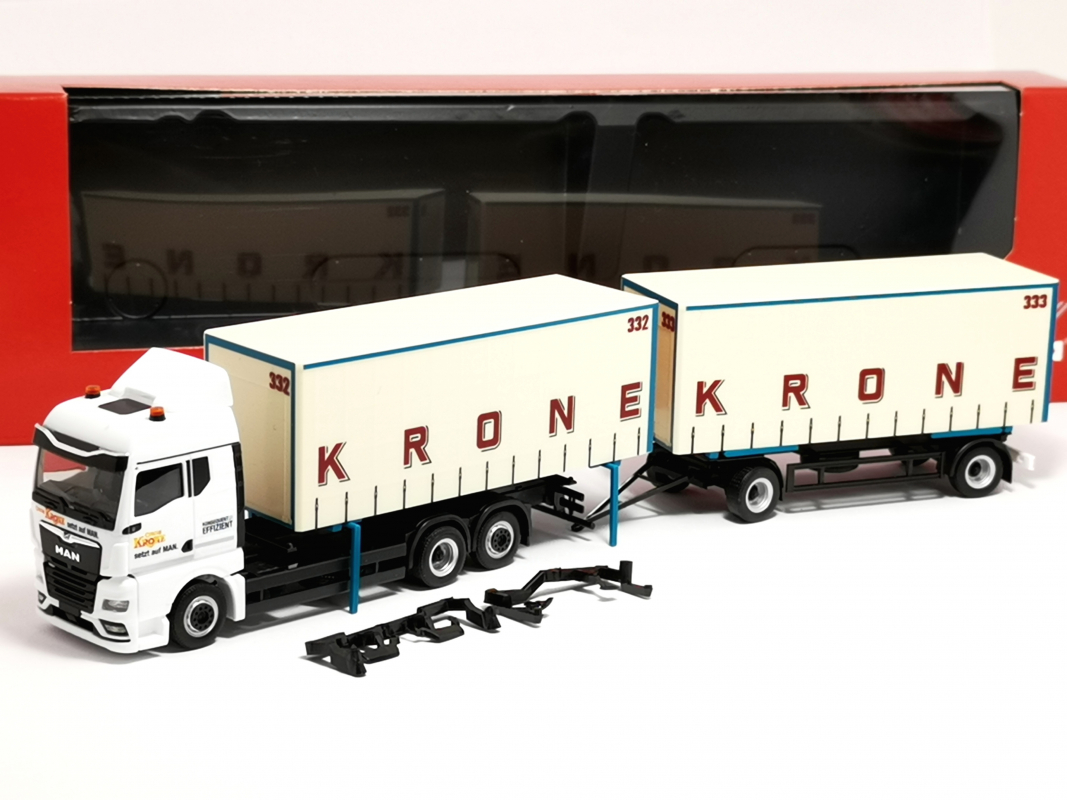 319652 MAN TGX GM Wechselgardinenplanen-Hängerzug "Circus Krone" Herpa