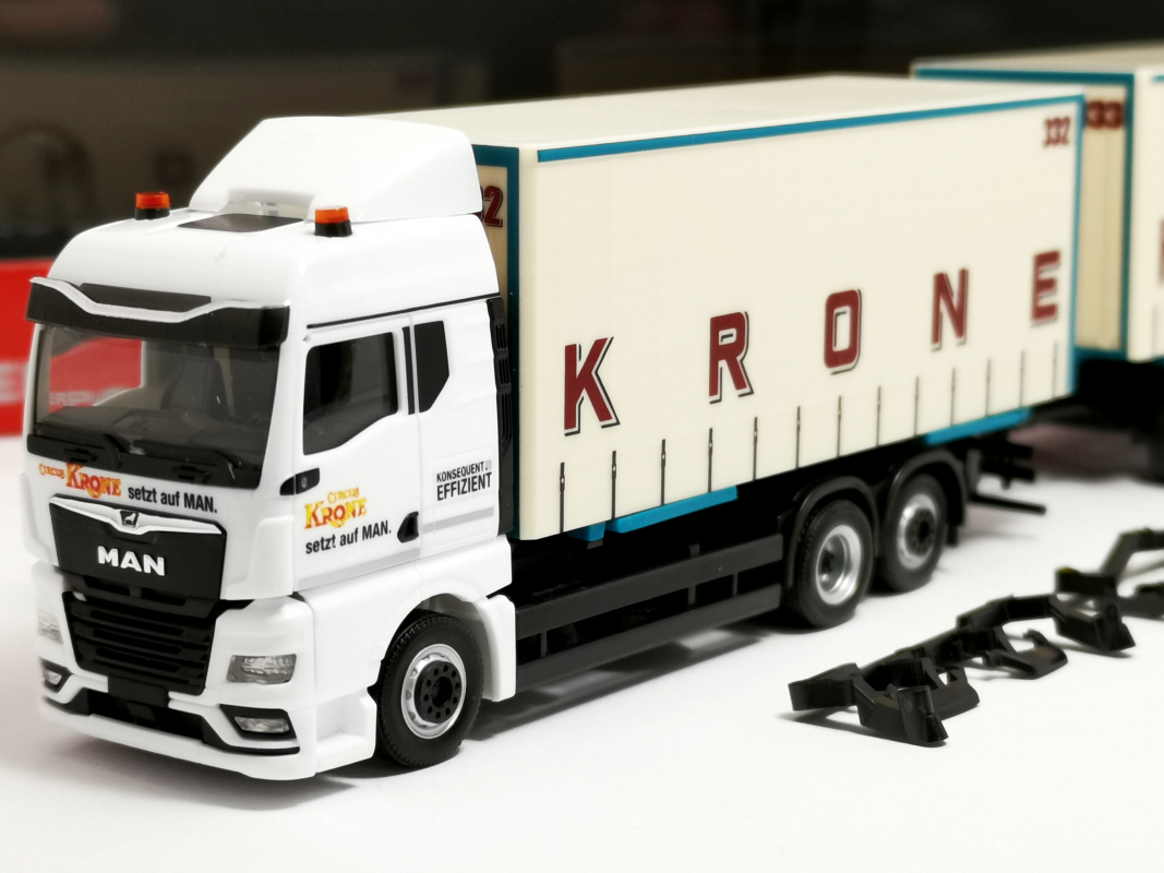 319652 MAN TGX GM Wechselgardinenplanen-Hängerzug "Circus Krone" Herpa