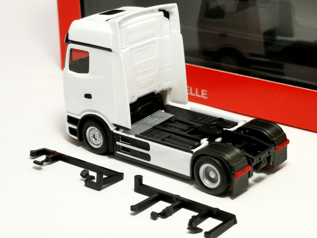 320191 Mb eActros 600 ProCabin Bigspace Zugmaschine 2achs, weiß Herpa