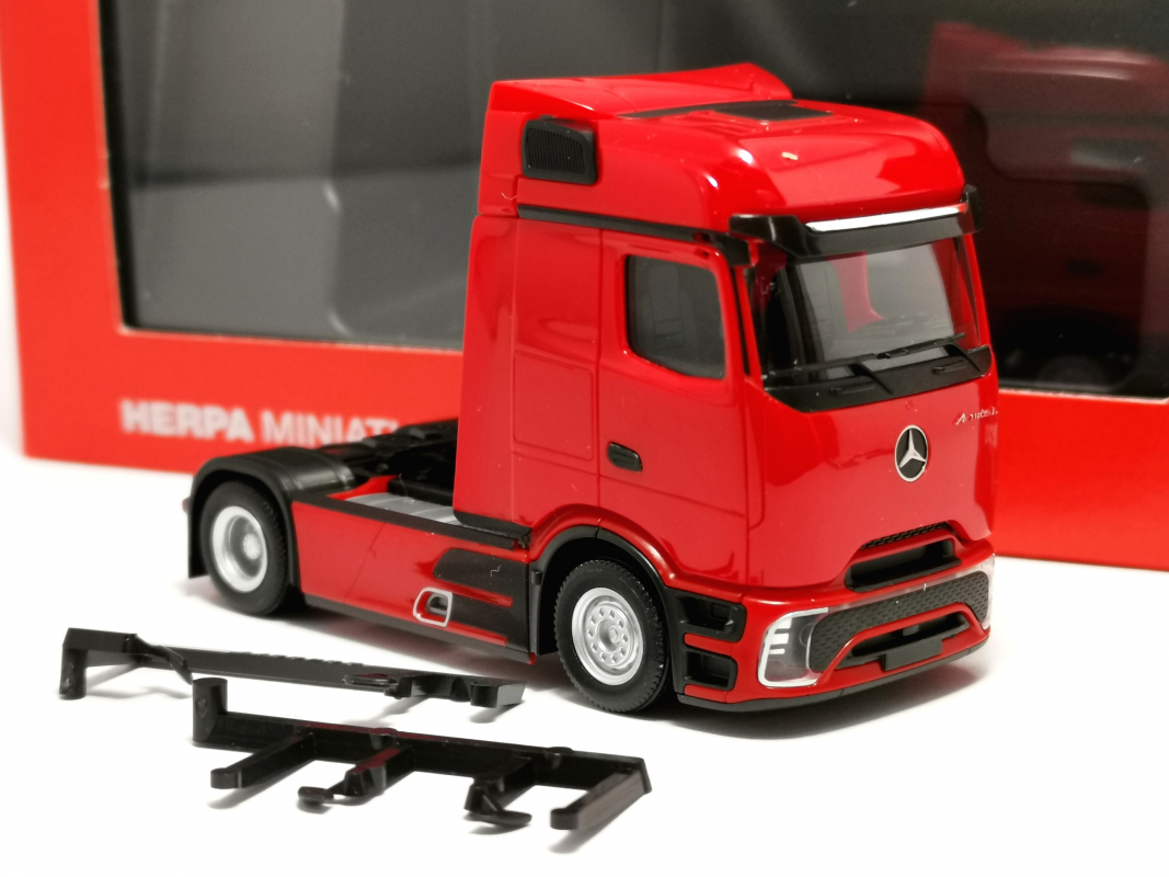320207 Mb Actros L ProCabin Bigspace Zugmaschine 2achs, rot Herpa