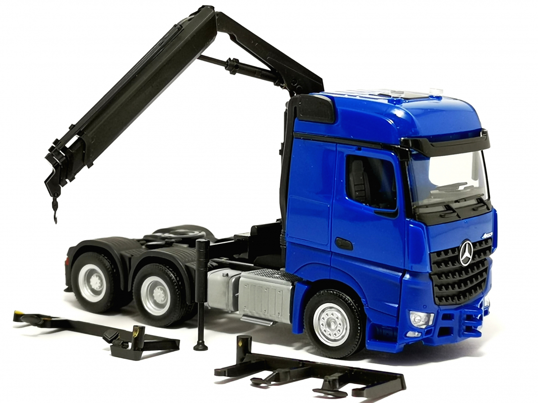 318747 Mb Arocs 18 Bigspace Zugmaschine 3achs mit Ladekran (6x4), enzianblau Herpa