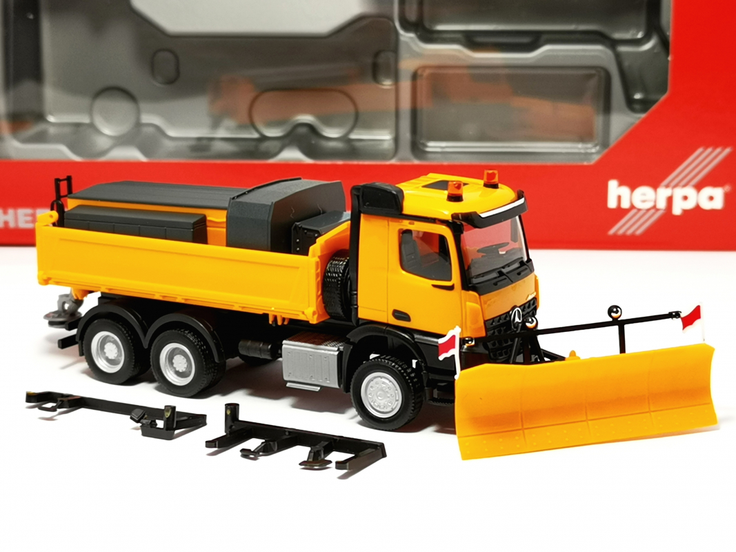 320061 Mb Arocs 18 M 3achs mit Schneepflug, kommunalorange Herpa