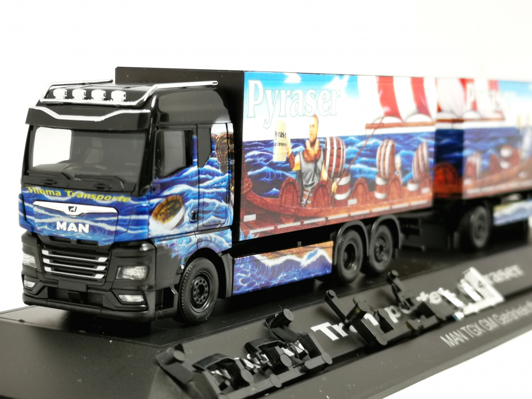 122337 MAN TGX GM Getränkekoffer-Hängerzug "Pyraser III / Rudi Thoma" Herpa