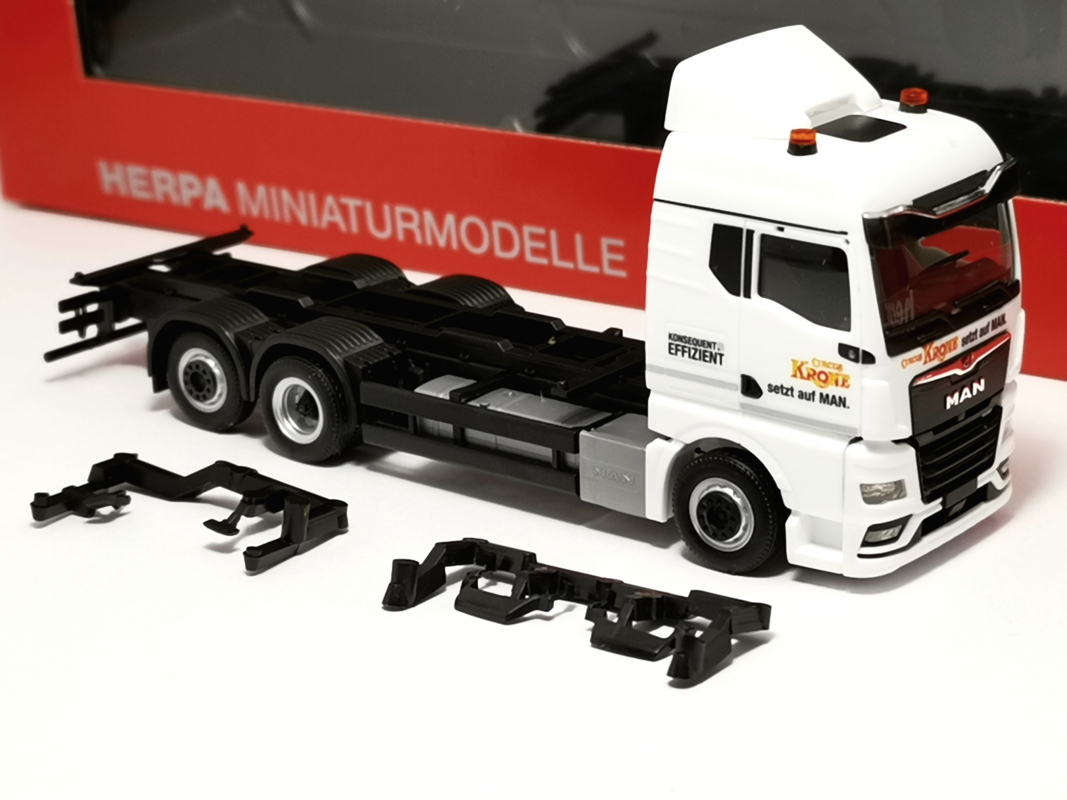 MAN TGX GM 3a Lkw für 7,45m Koffer "Circus Krone" Herpa