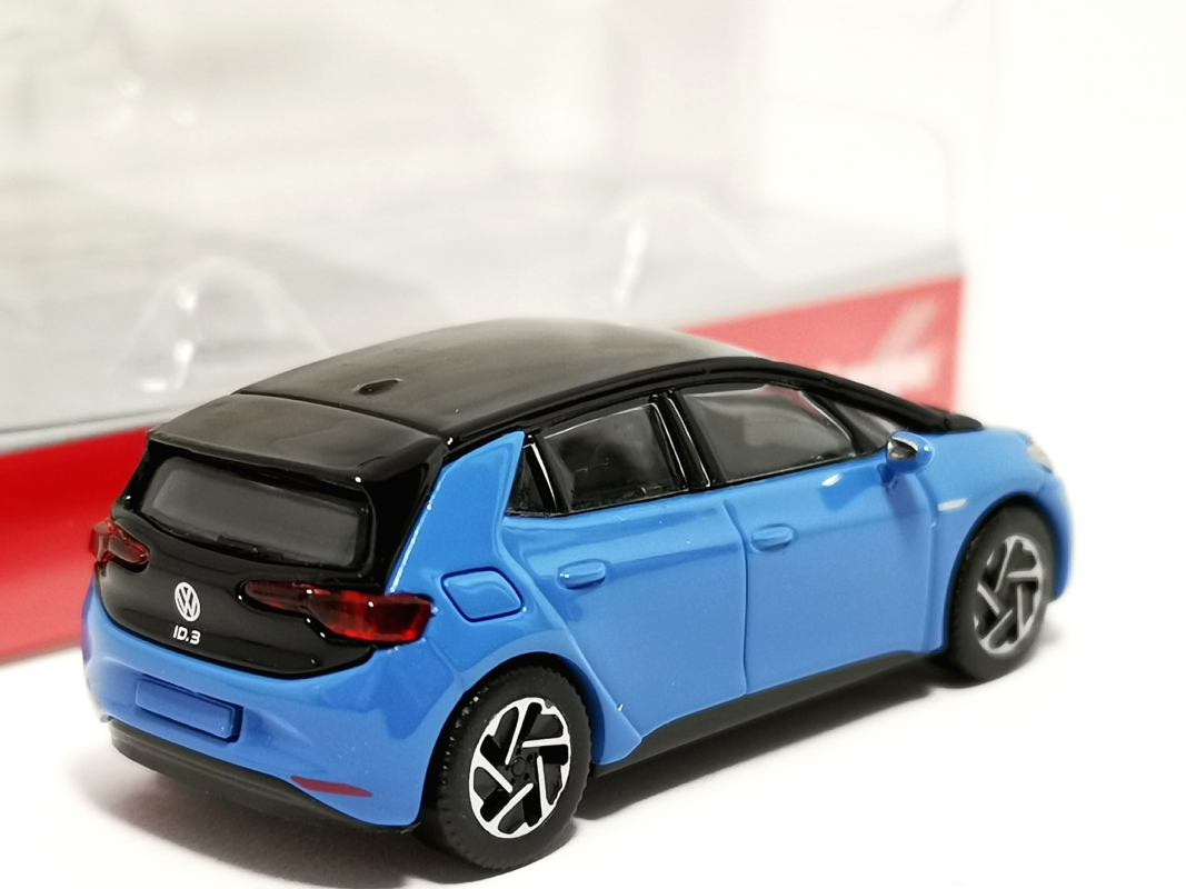 421126-002 Volkswagen (VW) ID.3, solid ocean blue Herpa