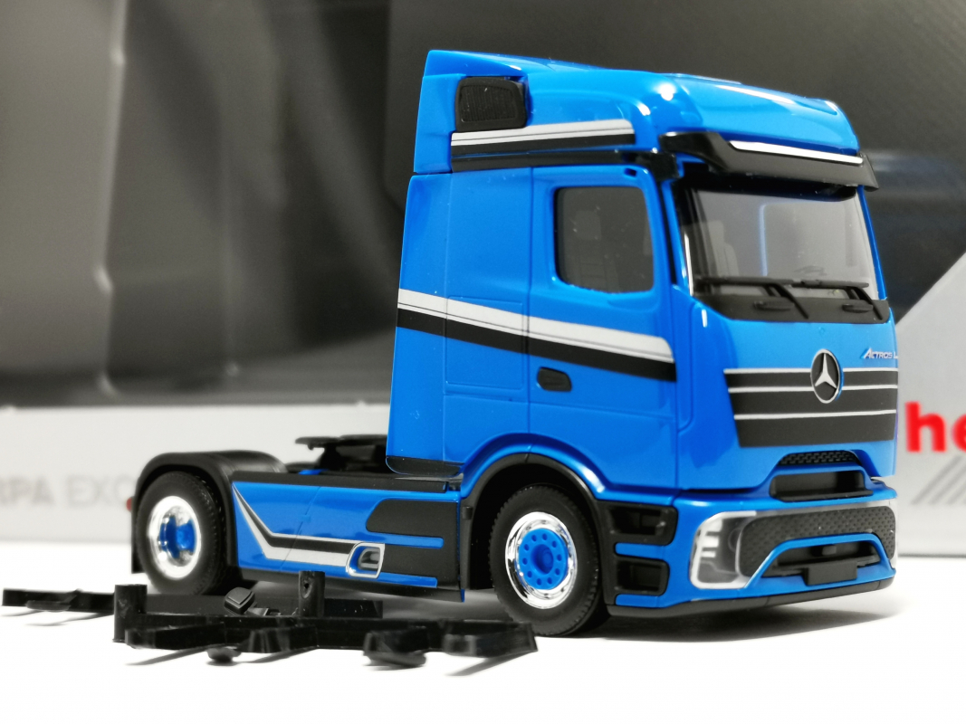 943543 Mb Actros L ProCab Zugmaschine blau/silber Herpa