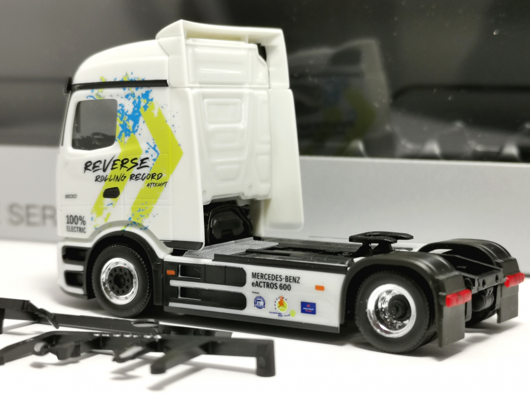 Mb eActros 600 Zugmaschine "Recerse Record 124,7km - Herpa