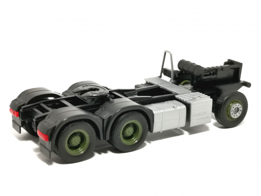 Fahrgestell MAN 3achs (6x4), olivgrün Herpa 172