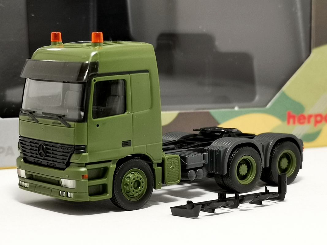 747264 Mb Actros L (96) MP1 Zugmaschine 3achs (6x4), olivgrün Herpa