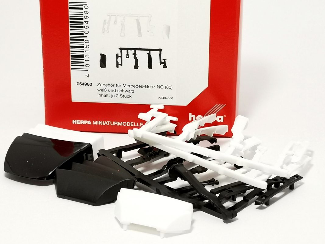 054980 Mercedes-Benz NG, Dachspoiler, Zusatzstoßstange, Windleitecken, Luftansauger Herpa