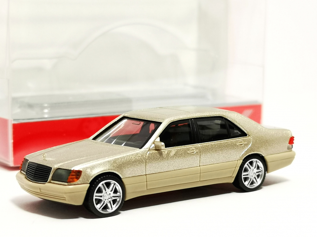 030946-002 Mercedes-Benz 600 SEL V12 mit Brabus-Felgen, rauchsilber metallic Herpa