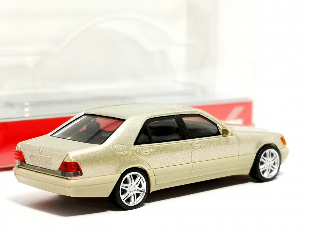 030946-002 Mercedes-Benz 600 SEL V12 mit Brabus-Felgen, rauchsilber metallic Herpa
