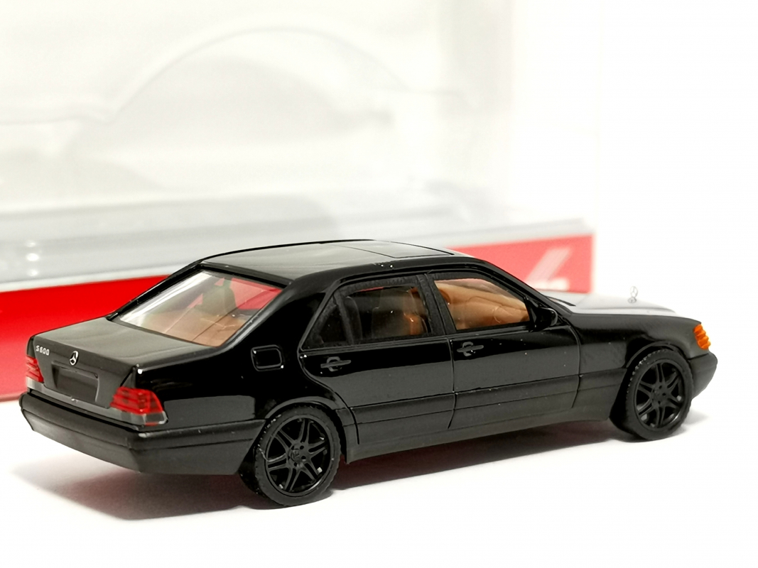 020947-002 Mercedes-Benz 600 SEL V12 mit Brabus-Felgen, schwarz Herpa