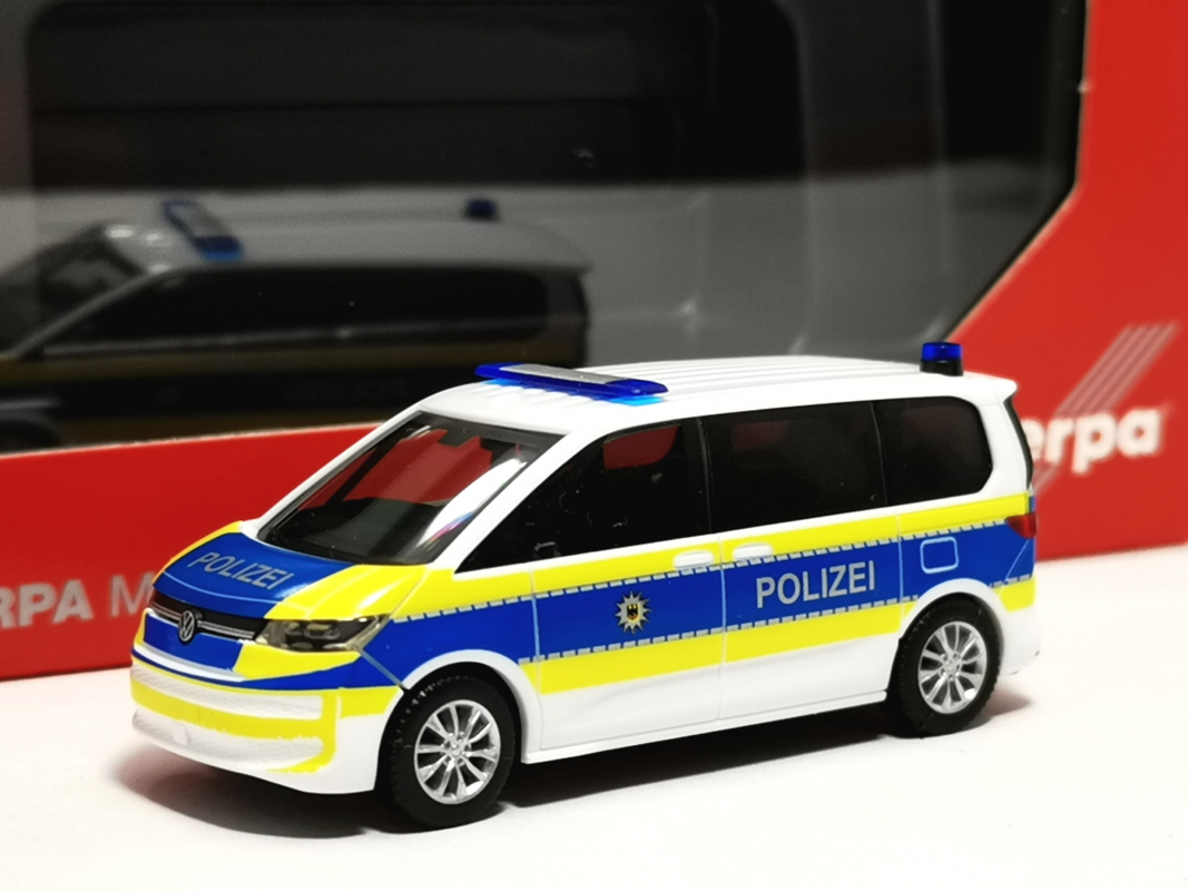 098793 Volkswagen (VW) Multivan (2022) "Bundespolizei" Herpa