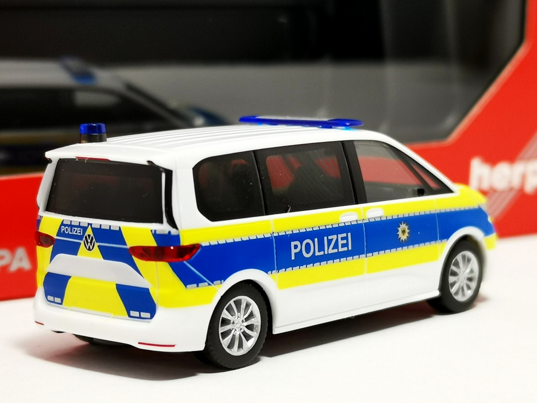 098793 Volkswagen (VW) Multivan (2022) "Bundespolizei" Herpa