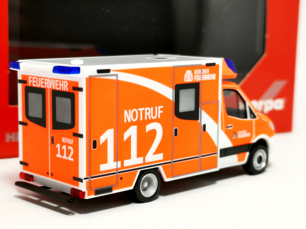 098953 Mercedes-Benz Sprinter '18 Rettungswagen "Berliner Feuerwehr" Herpa