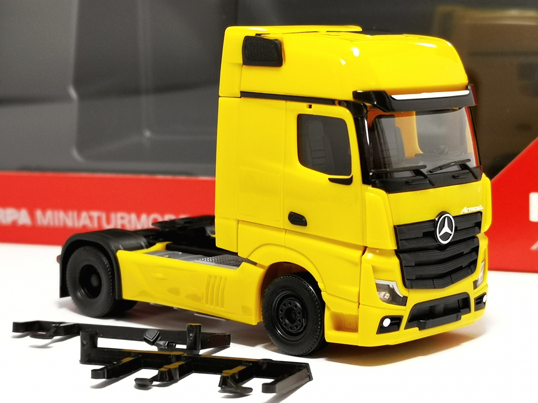 317948-002 Mercedes-Benz Actros L 18 Gigaspace Zugmaschine 2achs, ginstergelb Herpa
