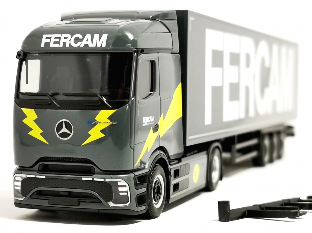 320184 Mb eActros 600 ProCabin Streamspace Gardinenplanen-Sattelzug "Fercam" Herpa
