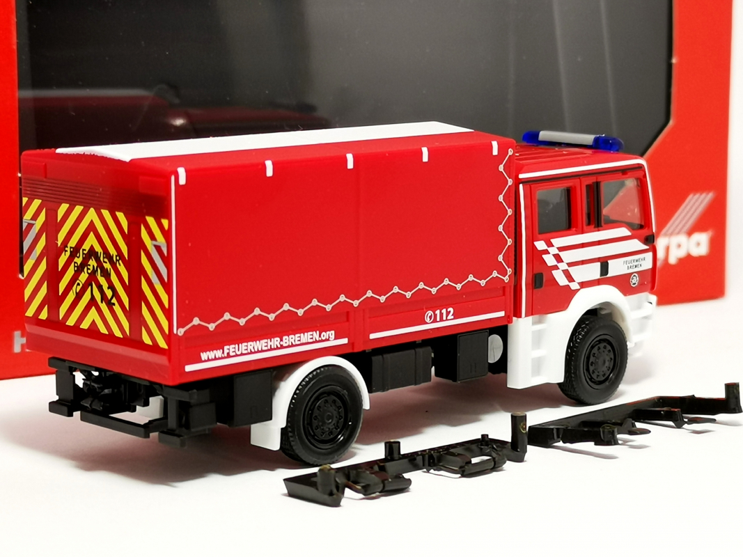 098847 MAN TGA M Mehrzweckgerätewagen (MzGW) Dekon "Feuerwehr Bremen" Herpa