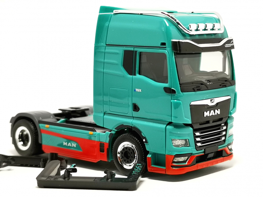 MAN eTGX GX Zugmaschine "MAN FinancialServices", türkis Herpa